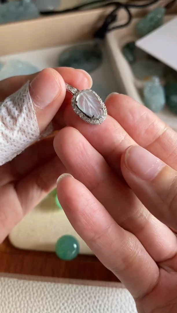 颈饰银S925镶嵌翡翠小叶子