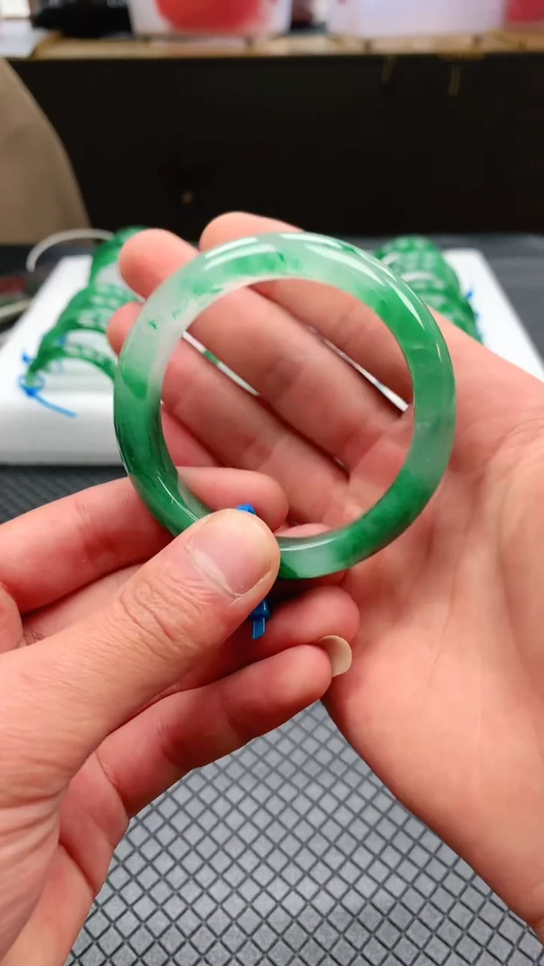 【闪购商品】石英质玉手镯未镶嵌冰飘花手镯