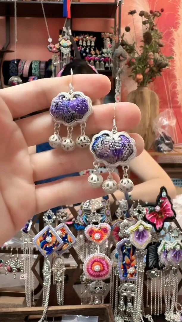 织绣云织谣民族风精美饰品   326