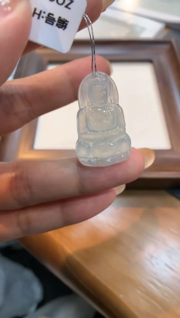 翡翠未镶嵌颈饰观音