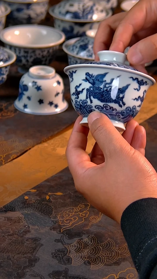瓷仿明麒麟元宝盖碗