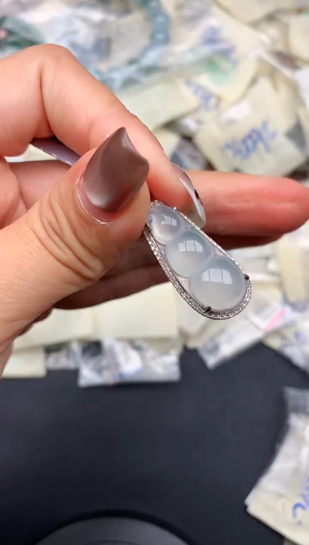 18K金镶嵌挂件翡翠—