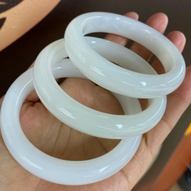 和田玉白玉手镯精美（只发其一）