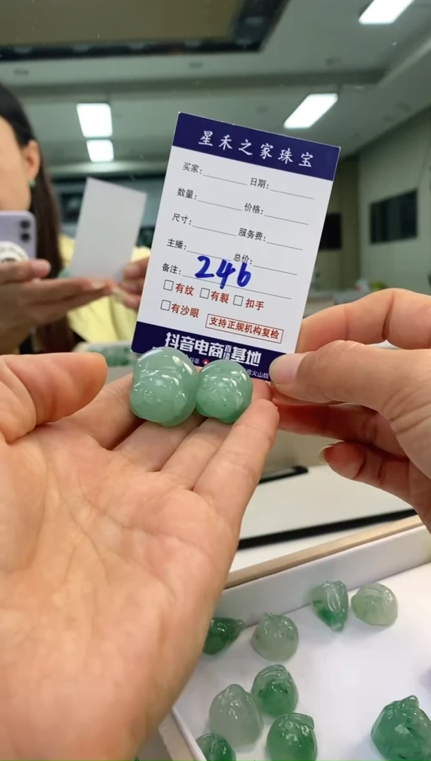 颈饰未镶嵌石英质玉大*头猪一对+246