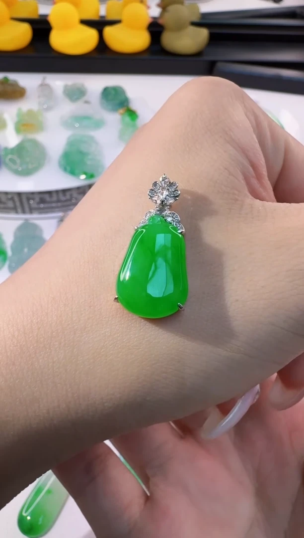 颈饰18K金镶嵌翡翠乐*?缅甸A货翡翠