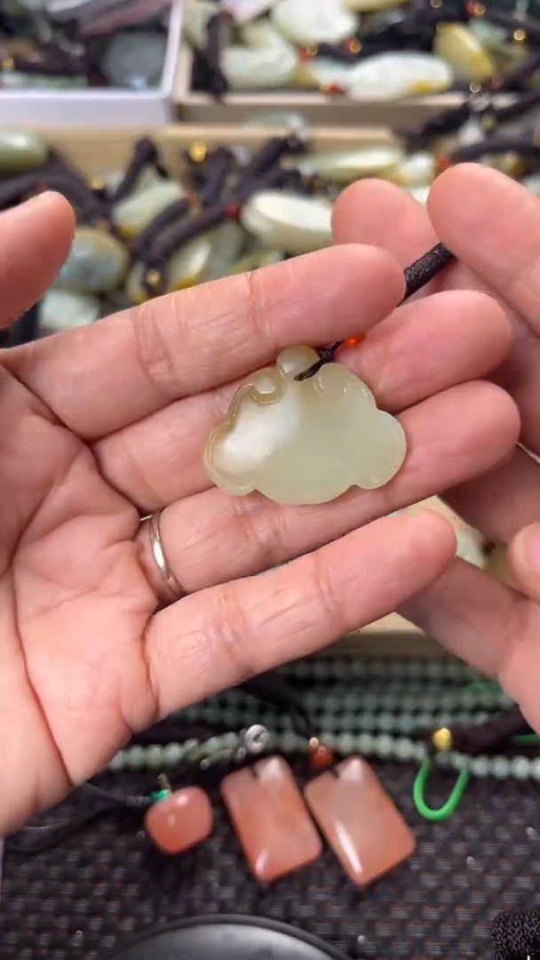 【闪购商品】和田玉颈饰未镶嵌多样性发货没有证书拍一发一有瑕