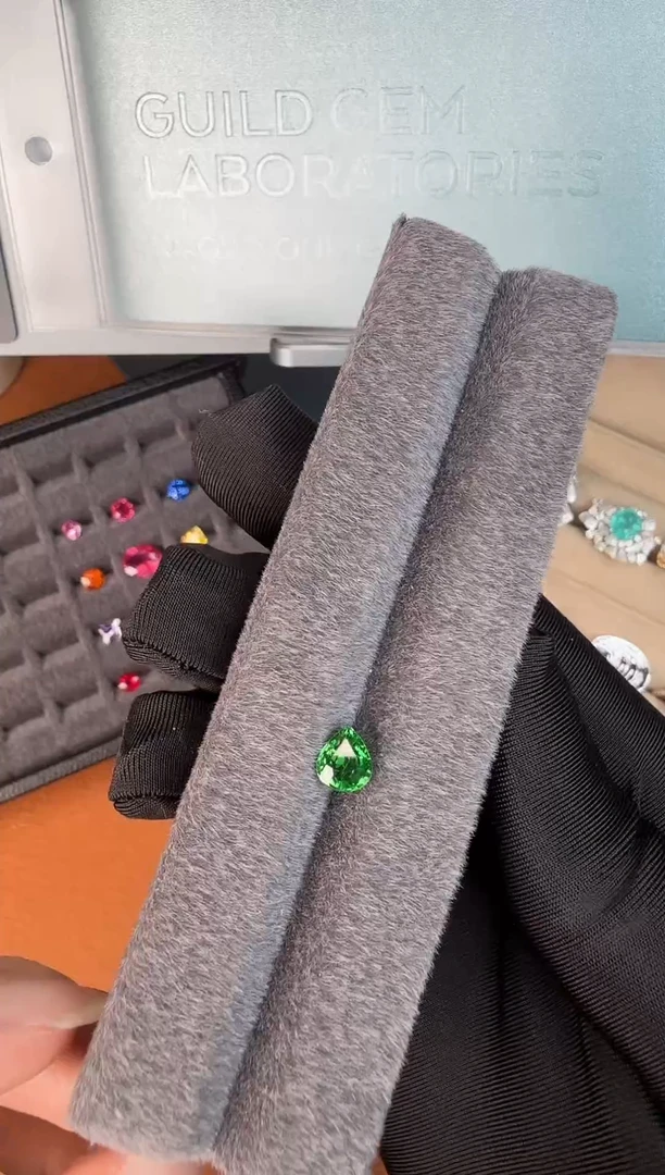 未镶嵌卡扎尼绿沙弗莱定制石榴石1.82ct