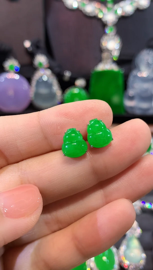 18K金镶嵌翡翠耳饰耳钉