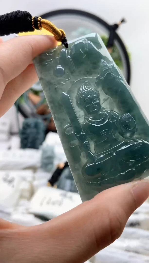 翡翠未镶嵌颈饰不动明王