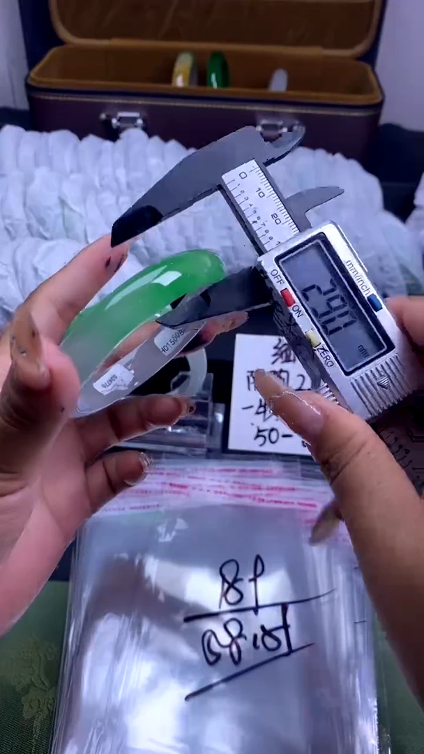 时尚女款缅料手镯189