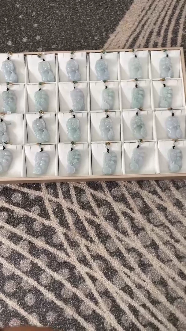 翡翠未镶嵌颈饰..../7/12/ 87多样性发其一