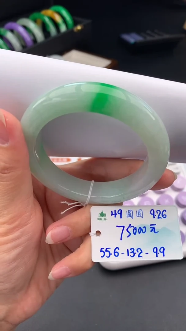 未镶嵌手镯翡翠自带#送人#，联系客服核对地址~