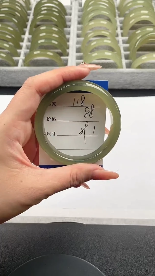 未镶嵌手镯石英质玉湖水绿