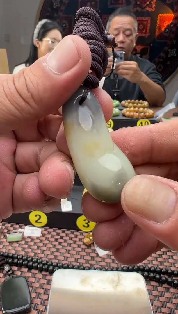 吊坠(赠链)未镶嵌和田玉楼兰三色吊坠