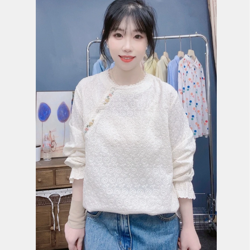 圆领刺绣宽松百搭长袖衬衫女