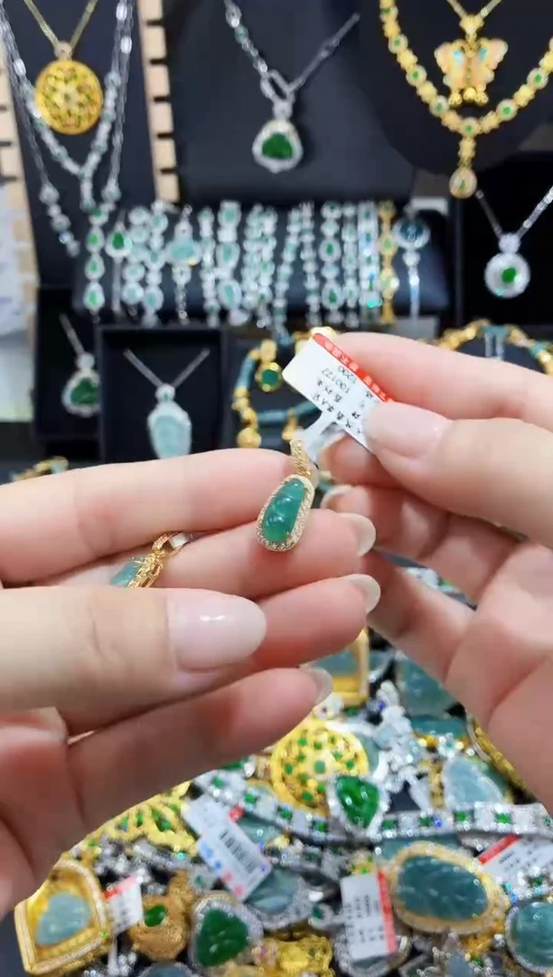 翡翠未镶嵌吊坠(赠链)天然翡翠a货 多样性发其一