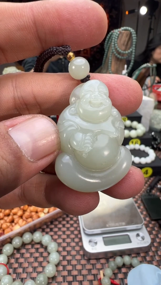 吊坠(赠链)未镶嵌和田玉且末料青白玉吊坠