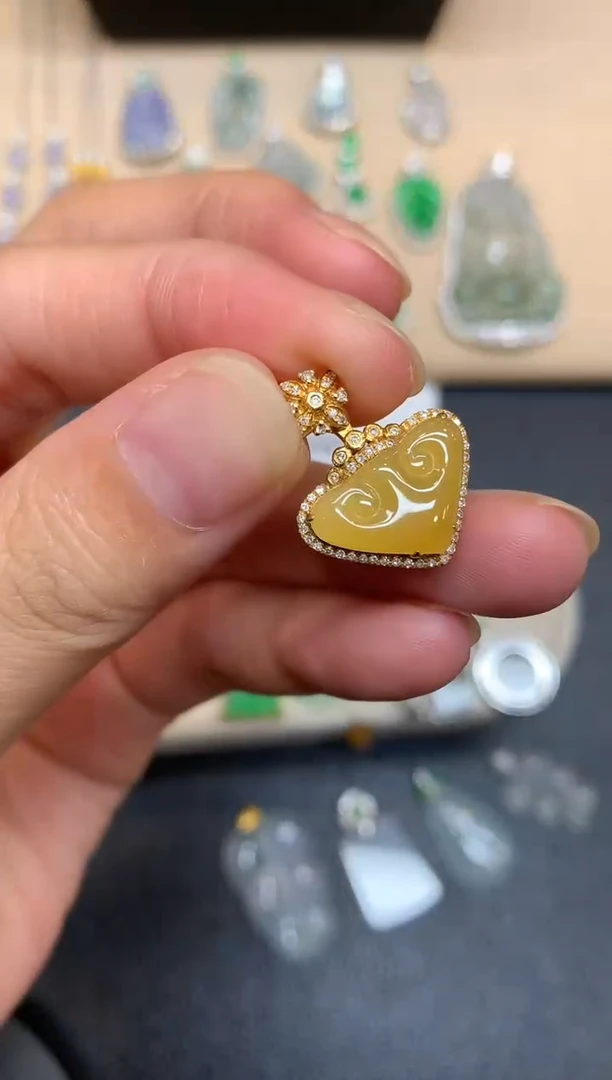 颈饰18K金镶嵌翡翠如意【无服务费