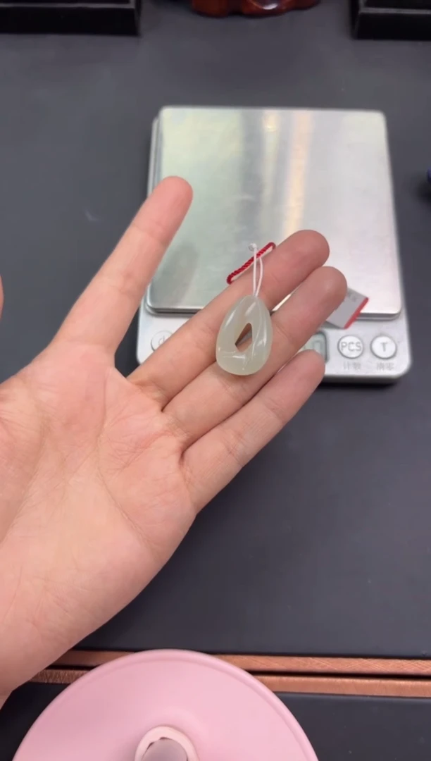 【闪购商品】和田玉吊坠(赠链)未镶嵌且末微色差近矿吊坠