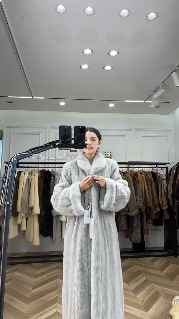 120长皮草直播间店铺里面有1000多款