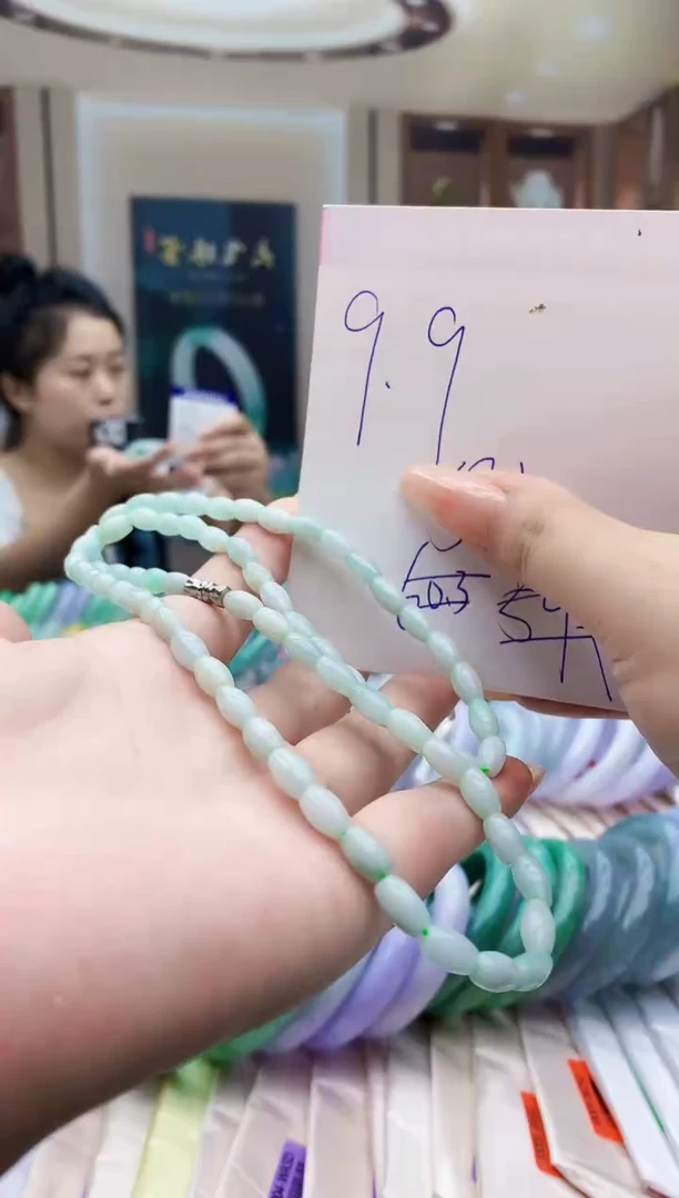 翡翠未镶嵌颈饰多样性发其一