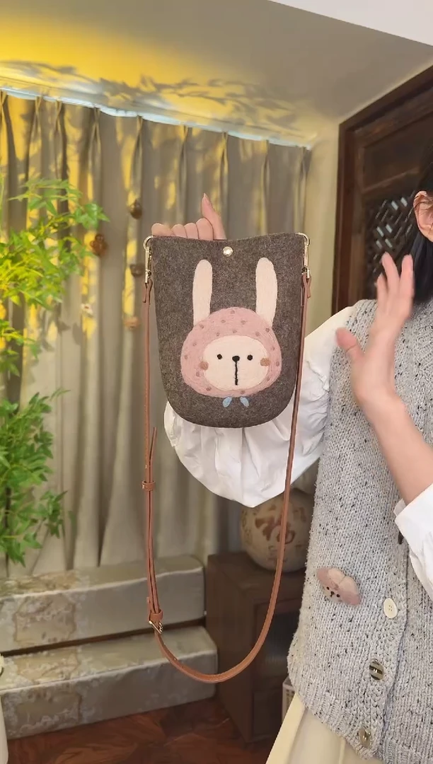 羊毛非遗纯手工包  手机包兔子