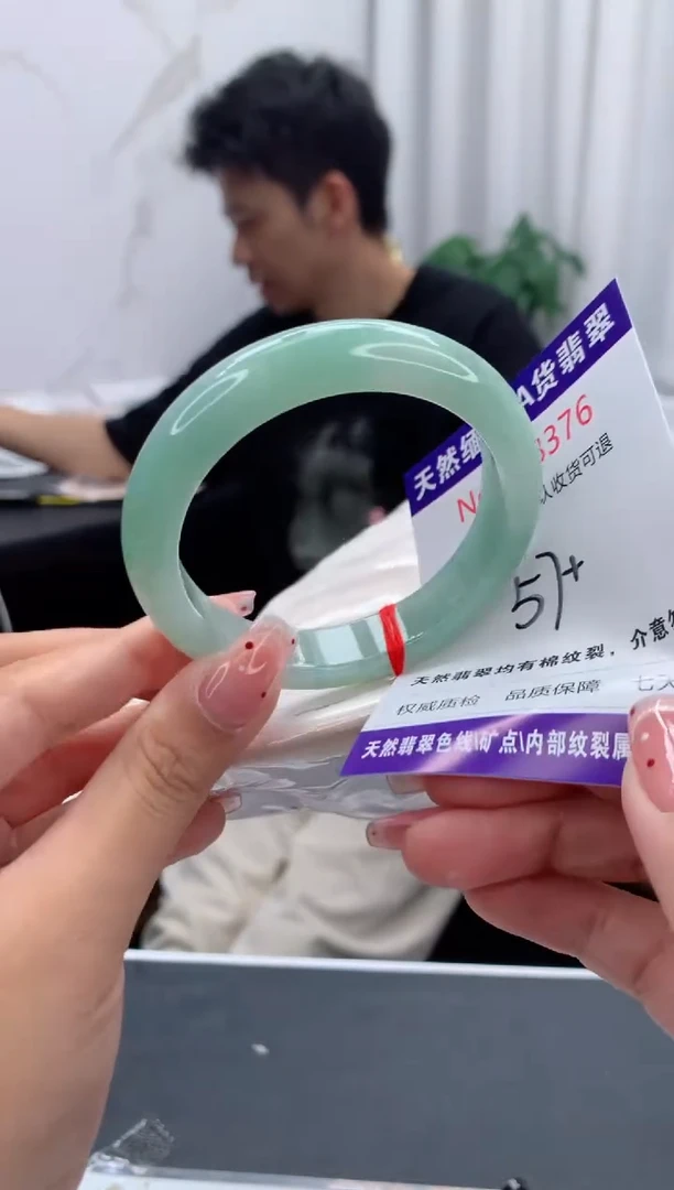 未镶嵌手镯翡翠有纹，完美者勿拍