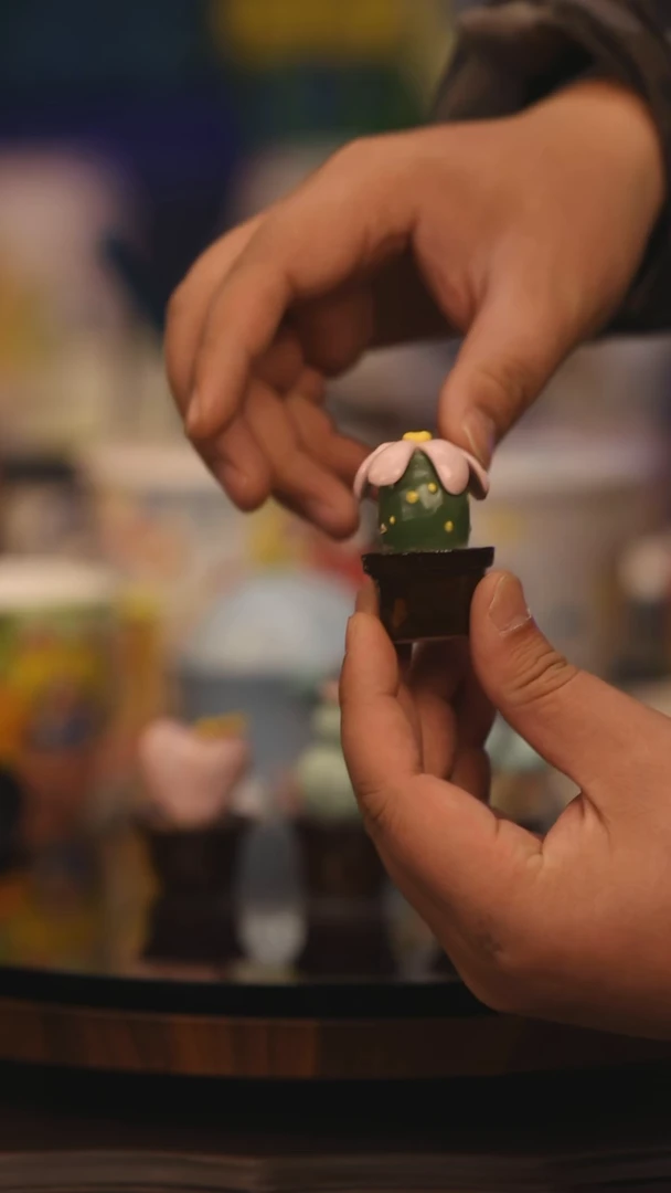 【闪购商品】摆件随机一个景德镇釉下彩绘设计师款式陶瓷