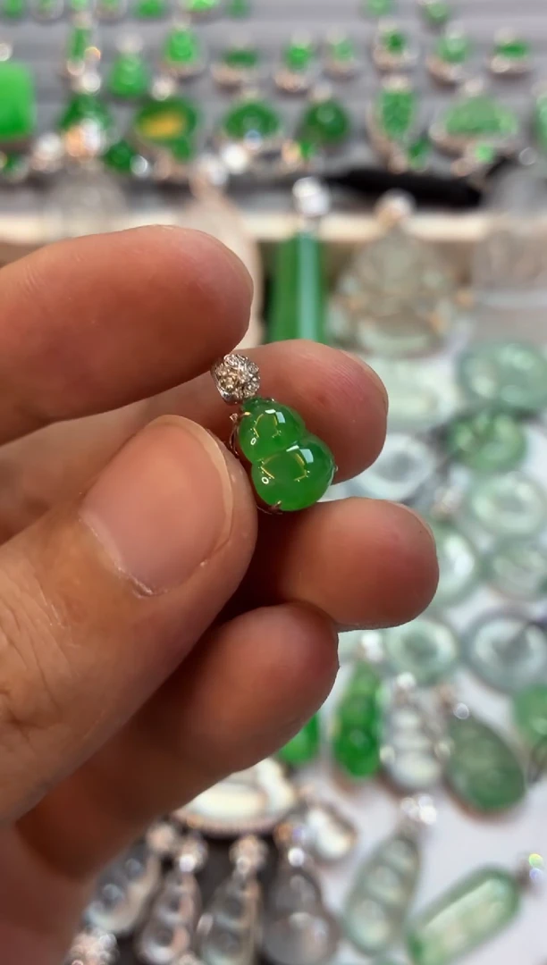吊坠(不含链)18K金镶嵌翡翠葫芦