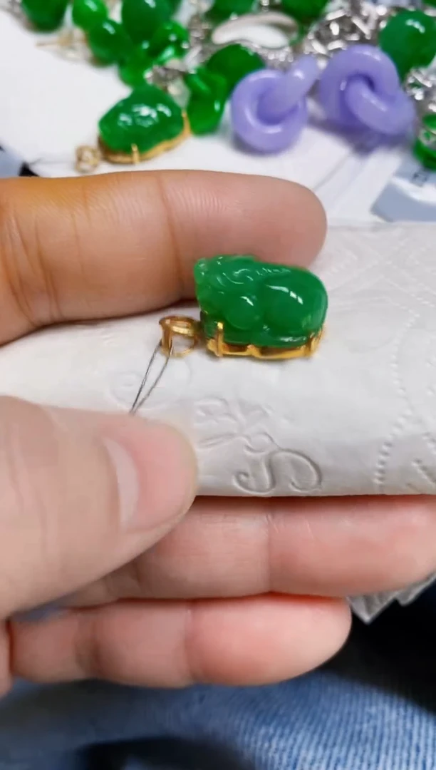 颈饰18K金镶嵌翡翠貔貅