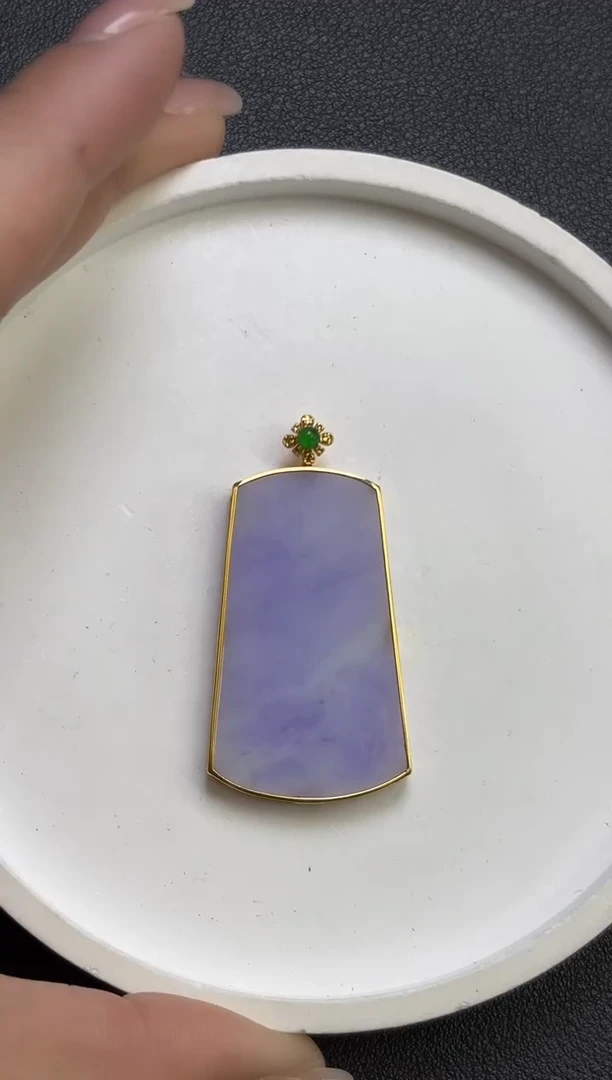 颈饰18K金镶嵌翡翠无事牌