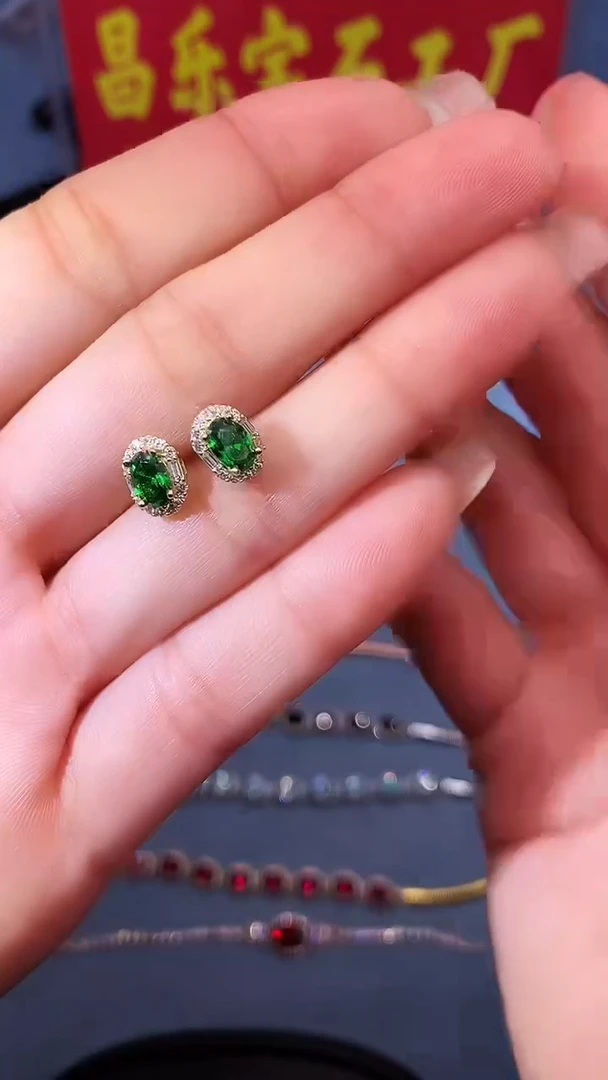 【闪购商品】透辉石耳饰银S925镶嵌11111