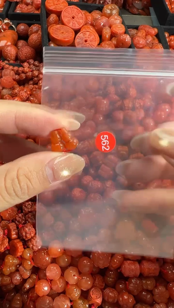 南红玛瑙未镶嵌颈饰1