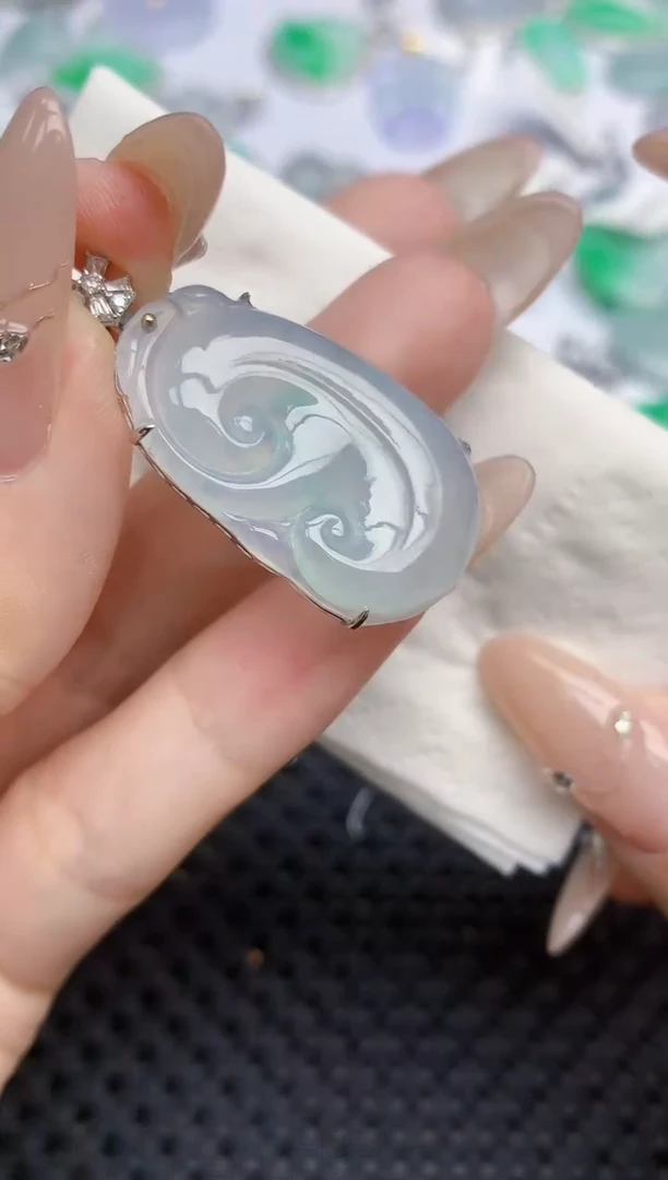 颈饰18K金镶嵌翡翠   天然翡翠A货  百元以上9米证书费自理