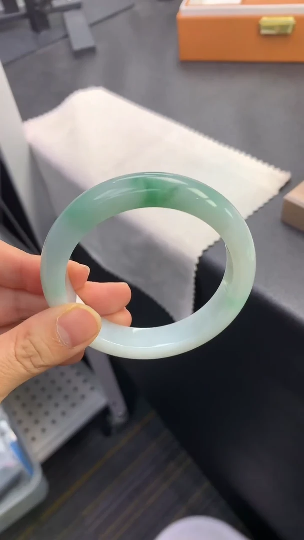 未镶嵌手镯翡翠退货需手镯吊牌标签完好