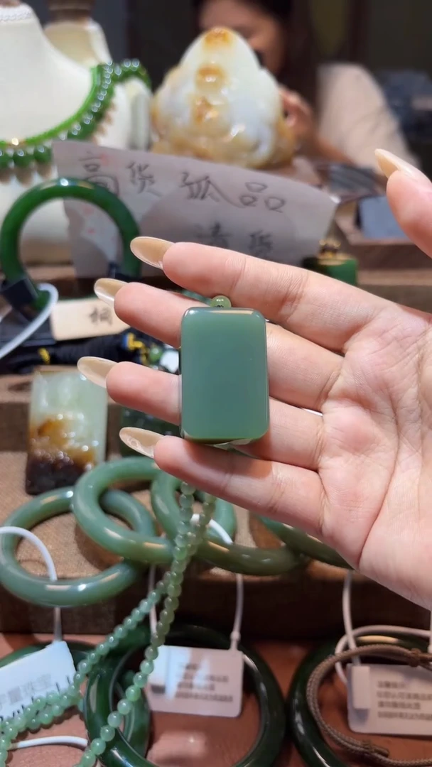 颈饰未镶嵌和田玉（碧玉）1