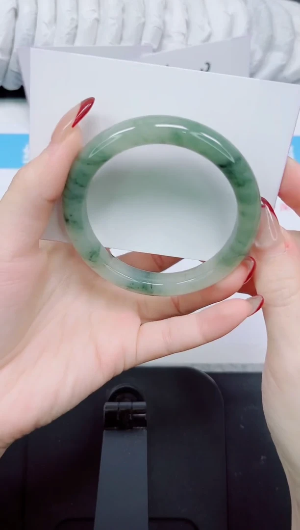 【闪购商品】石英质玉手镯未镶嵌70