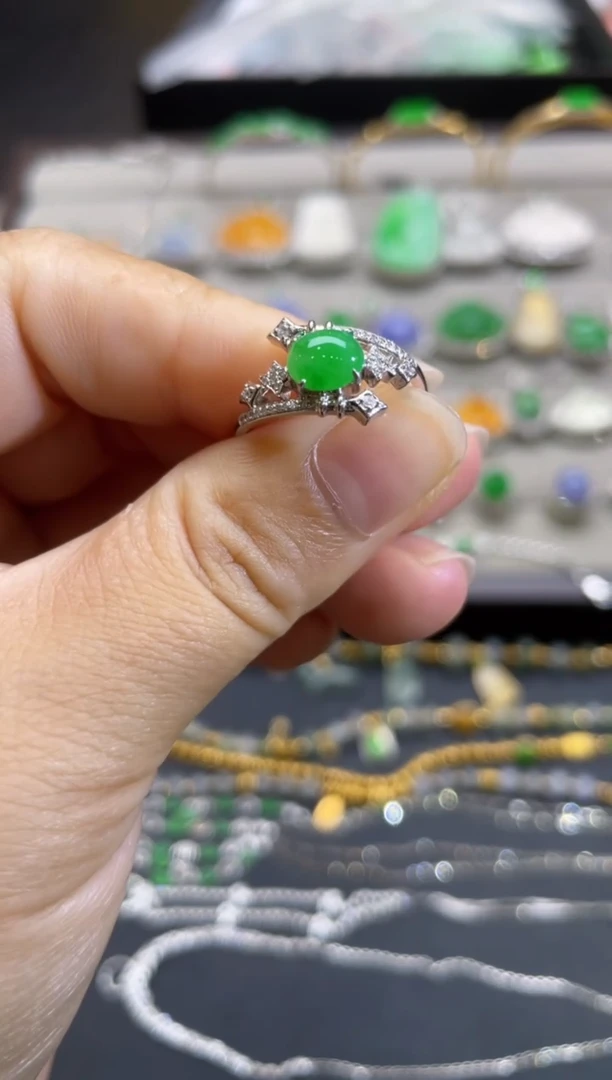 翡翠戒指18K金镶嵌翡翠