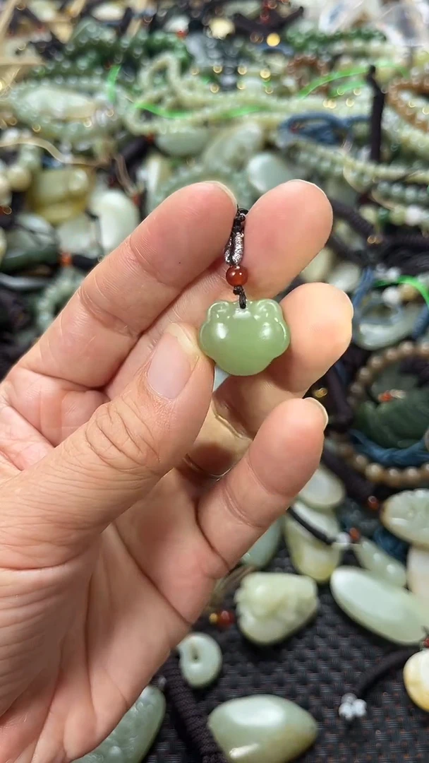 和田玉未镶嵌颈饰（多样性发一件）没有证书有瑕