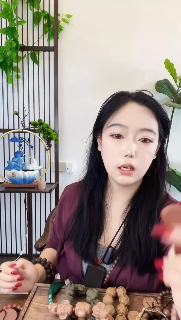 泥塑红麝刮痧板一个