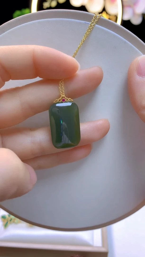 和田玉18K金镶嵌吊坠(赠链)无事牌