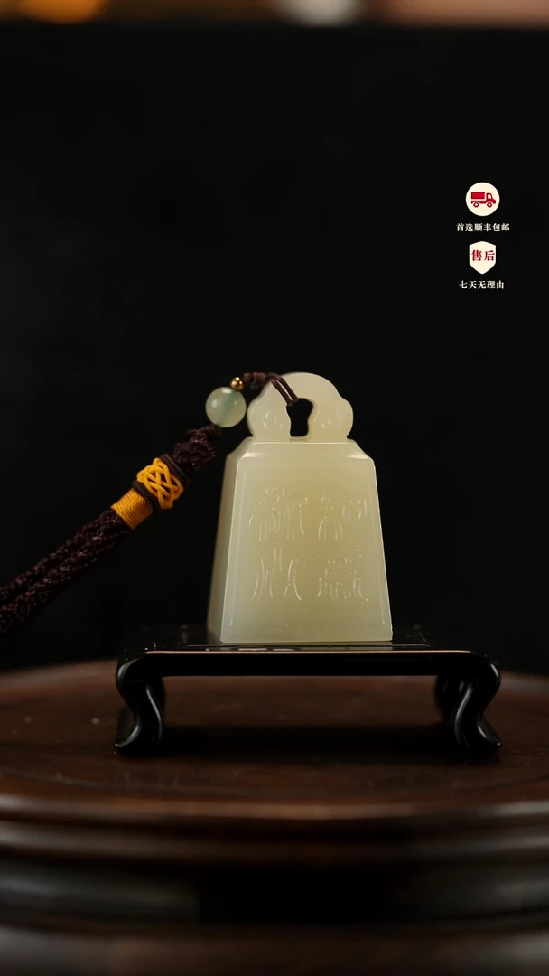 云南石竹叶青雕刻：称心如意手把件