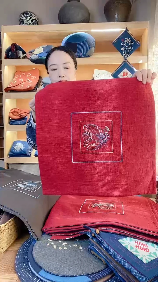 棉红色小鸟抱枕刺绣