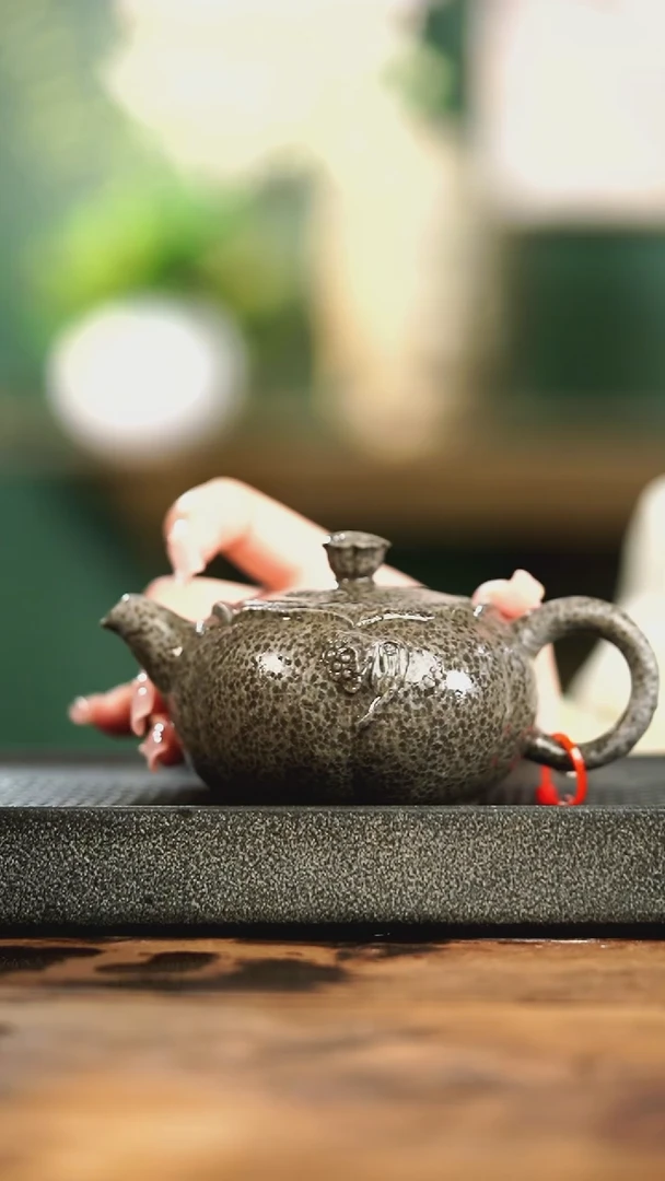 庄惠东老师作品冰碛岩重工雕刻豹纹莲花壶
