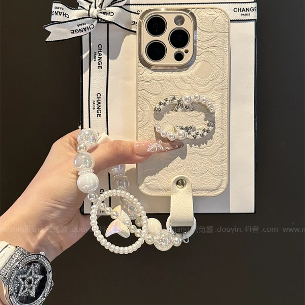 小香风山茶花纹皮质适用苹果16promax手机壳华为荣耀oppo全包链条