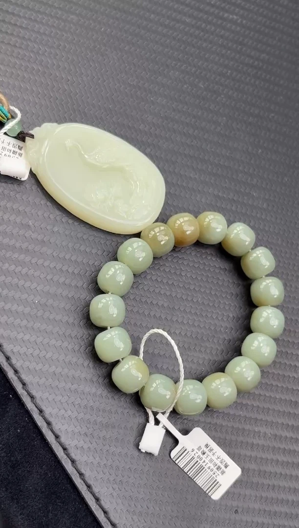 吊坠(不含链)未镶嵌和田玉若羌微色差青白玉吊坠和卡13老型手串