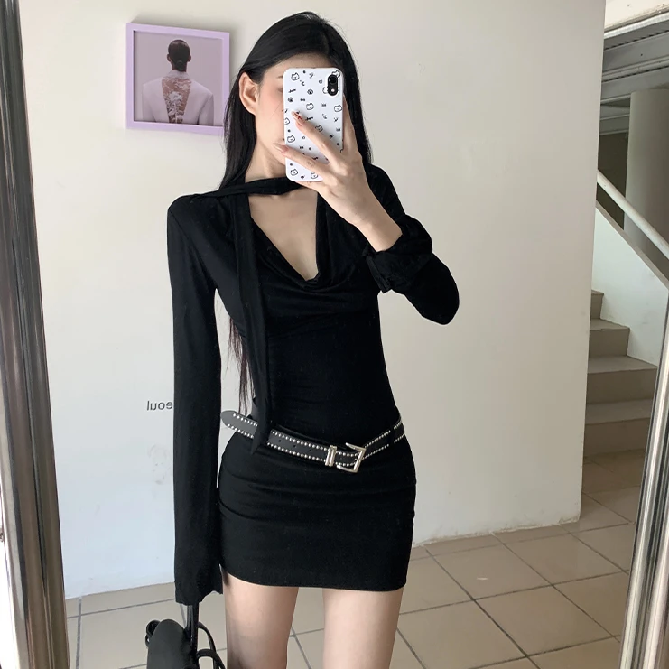 黑色V领连衣裙女秋季纯欲气质性感辣妹小个子修身显瘦包臀短裙子