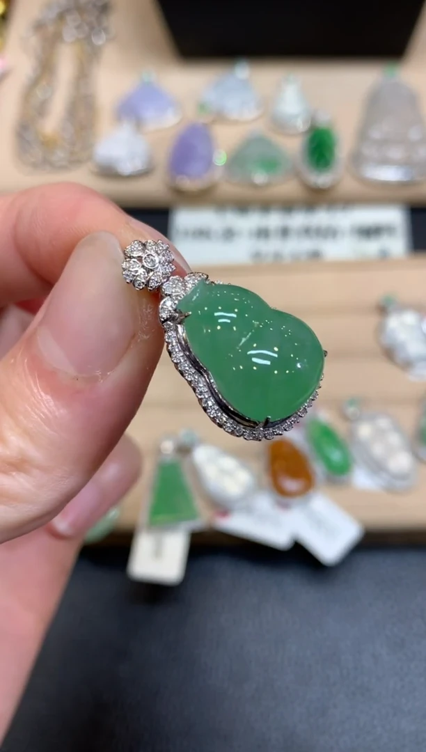 【闪购商品】翡翠颈饰18K金镶嵌葫芦【无服务费】