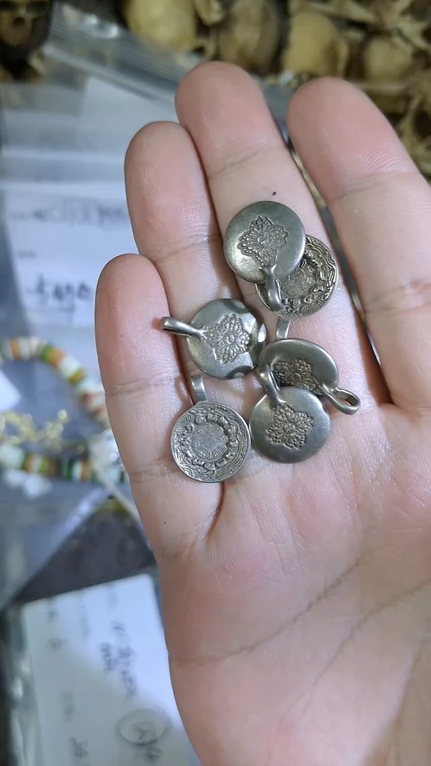 只买单纯的吊坠，没带链子，属的性质。无WC白小九宫多样性