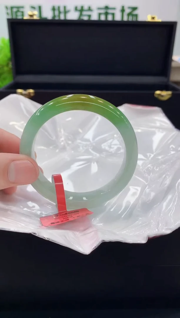 翡翠手镯未镶嵌手镯